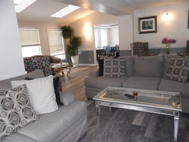 Photo - 327 Shusta Rd Unidad 1