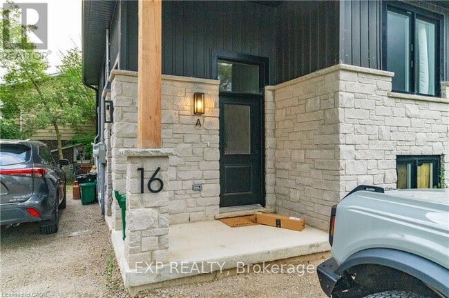 Photo - 16 Hincks St