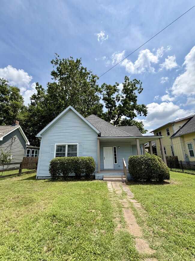 Newly Remodeled 2BR/2BA East Nashville Home with Covered Front Porch, Huge Deck and Spacious Back...