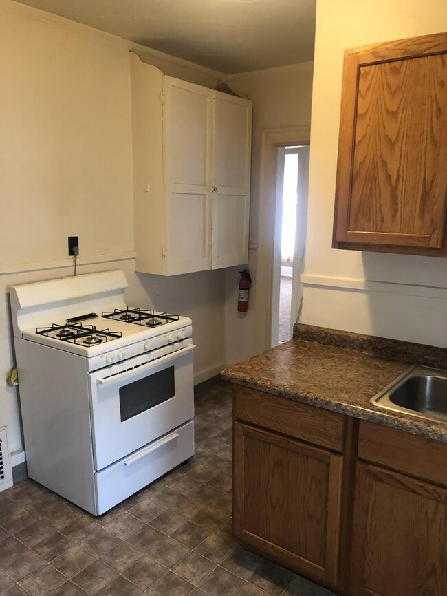 Apt 3 Kitchen - 200 E Elm St Apartments Unit 3