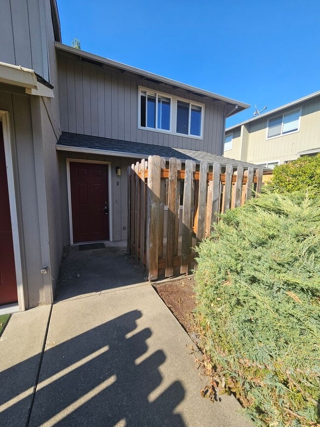 Building Photo - 1822 NE Fairview Ave Unit D