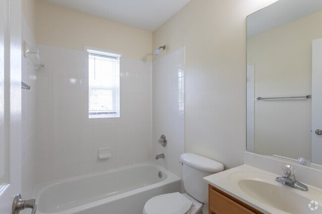 2BR, 1BA - 650 SF - Huntington Gardens Apartments