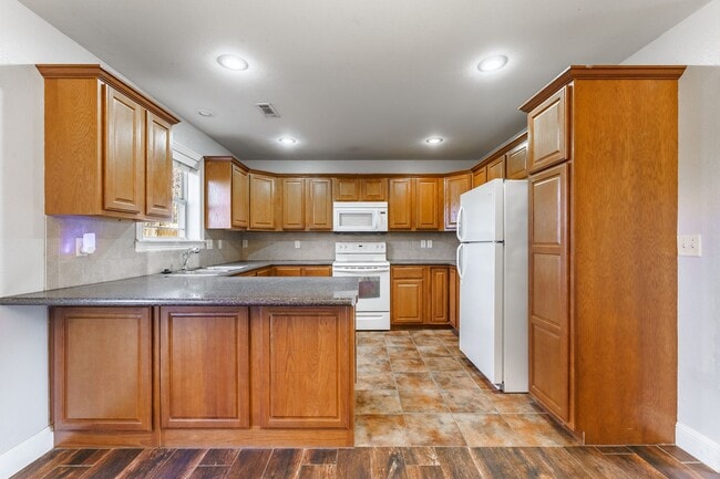 Photo - Great size duplex in Gravette!