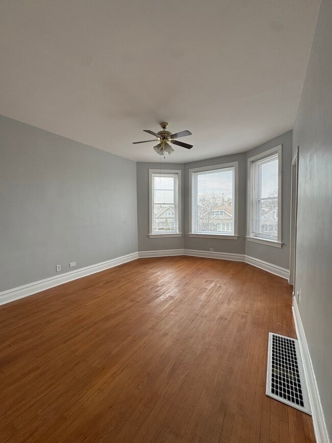 Photo - 2329 S Austin Blvd Unidad 2