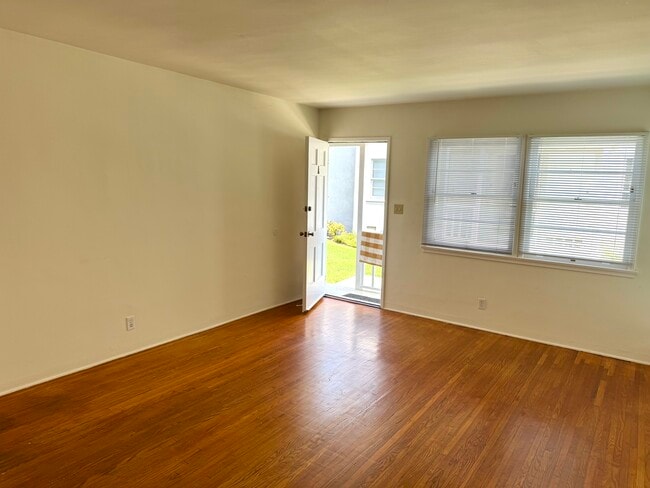 Sala de estar - 1037 Ocean Park Blvd Unidad ALowerFront