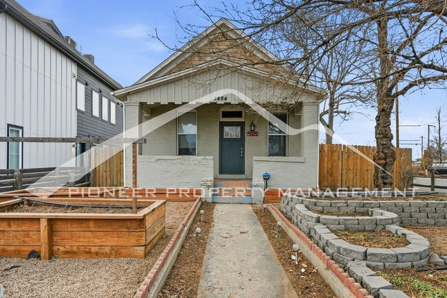 Building Photo - Charming Home with Washer/Dryer and Fenced Yard