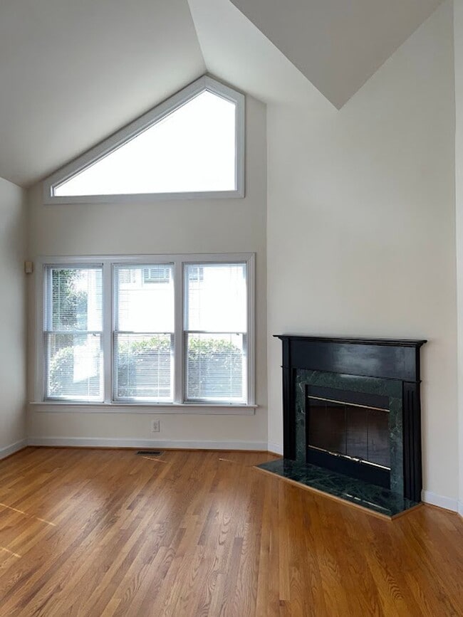 Photo - 202 Columbia Pl W