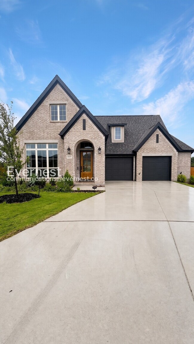 Building Photo - Charming Rental with Pool & 2-Car Garage  / Fenced-Yard / Off-street Parking / Available now!
