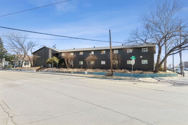 Building Photo - 409 E 9th St