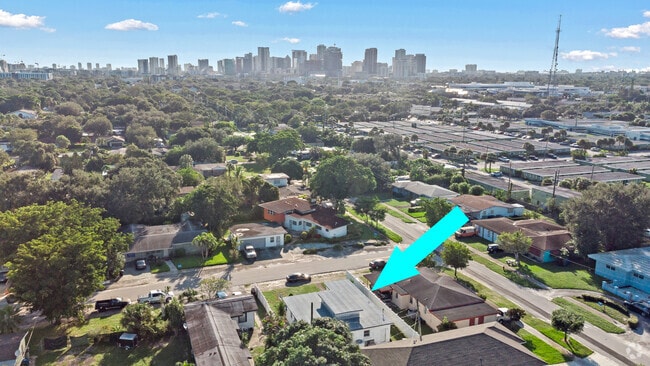 Building Photo - 401 NW 16th Ave Unit Apt N