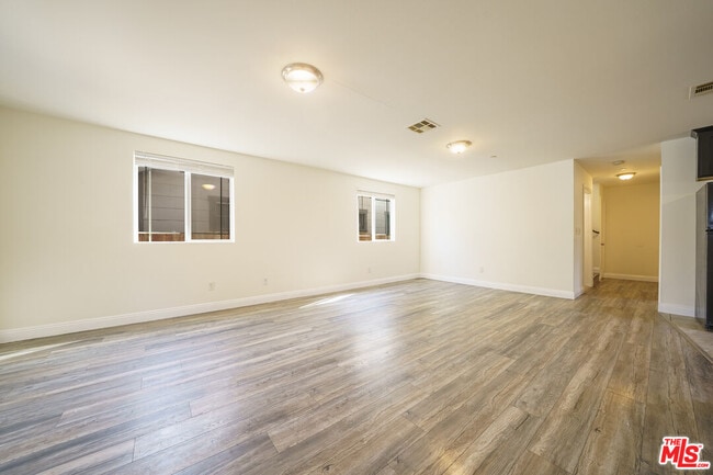 Photo - 154 E 84th Pl Unidad 154