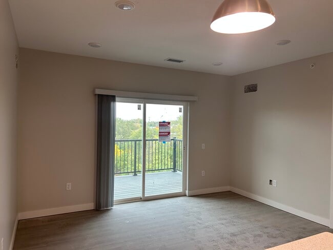 The Onyx - Living Room - The Jade on Tremont