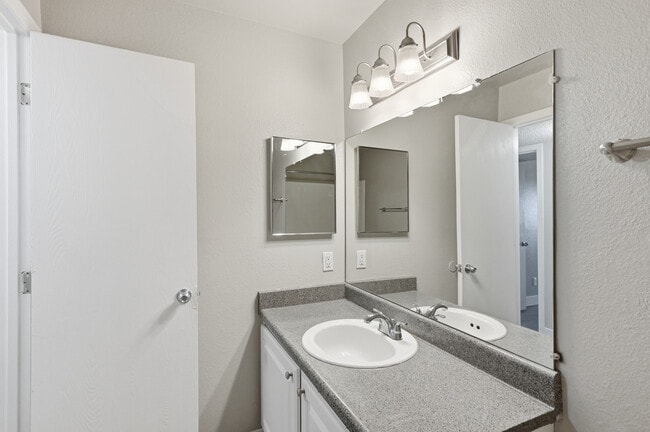 Relájate en un baño diseñado para tu comodidad y bienestar.