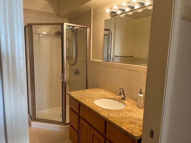 Photo - 681 40th Ave Unidad Furnished 4 bedrooms 3 baths 2nd Floor flat