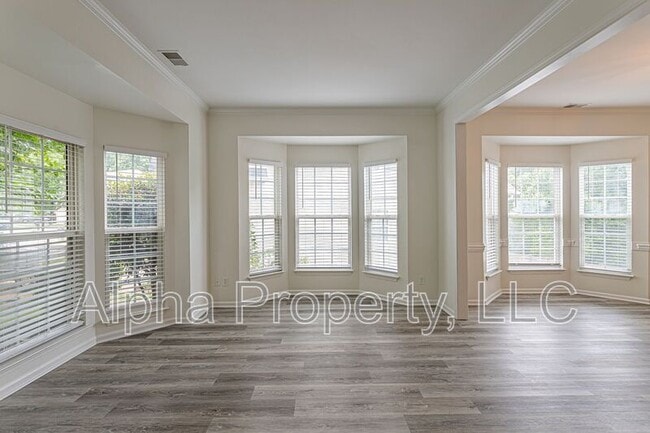Photo - 261 Highgate Cir