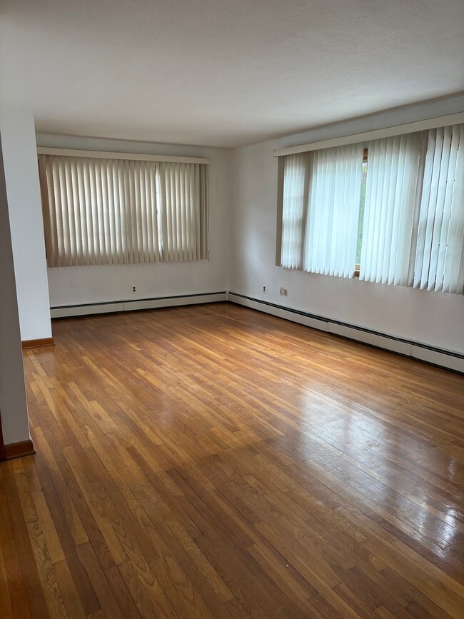 Building Photo - 23 Linden St Unit 1st floor