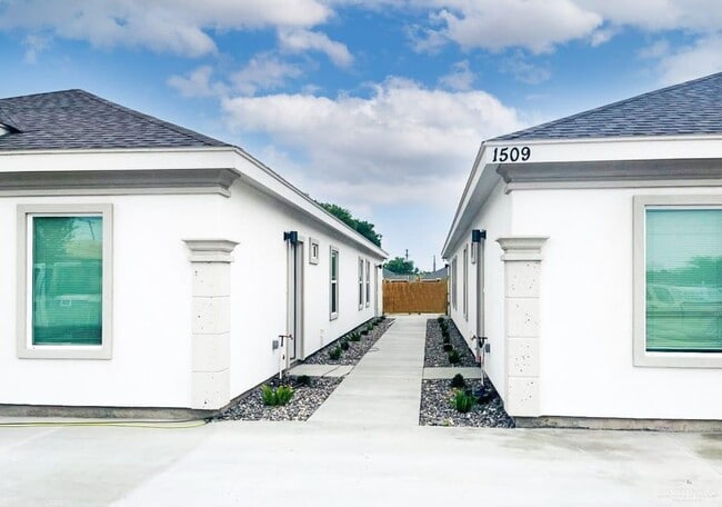Building Photo - 1509 Shavano Dr Unit 2 Rental