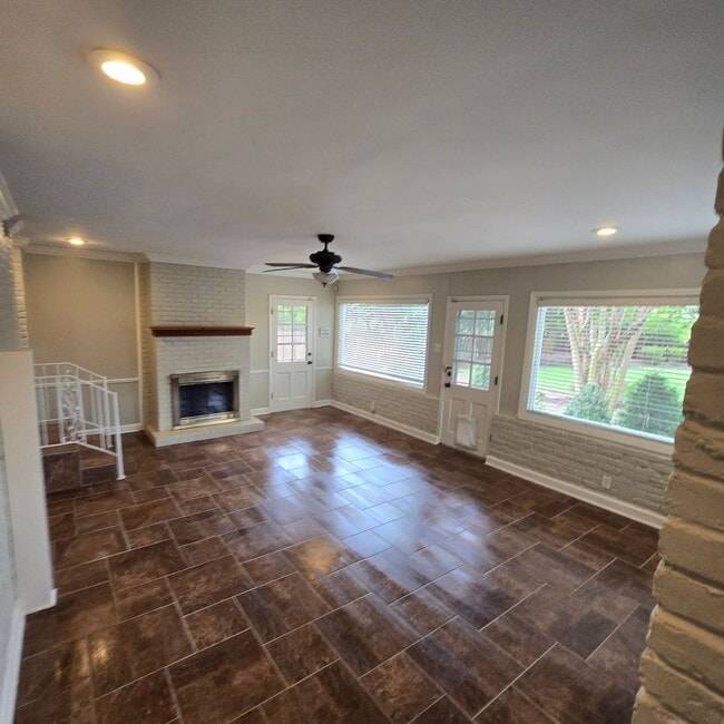 Photo - 1264 Yorkshire Dr