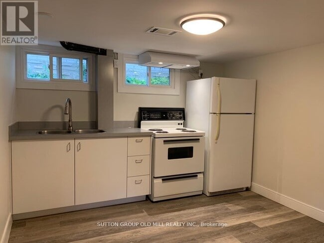 Photo - 251 Erb St E