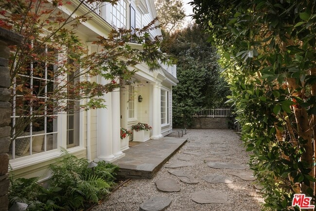 2435 Mandeville Canyon Rd
