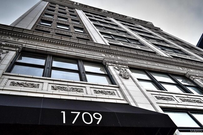 Building Photo - 1 Brookings Dr Unit 500