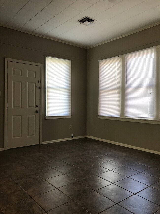 806 E University Ave Unit 806 1/2