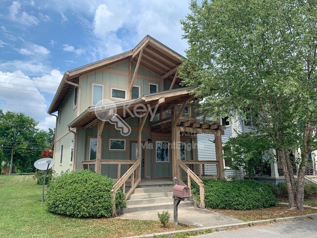Photo - 630 E 17th St