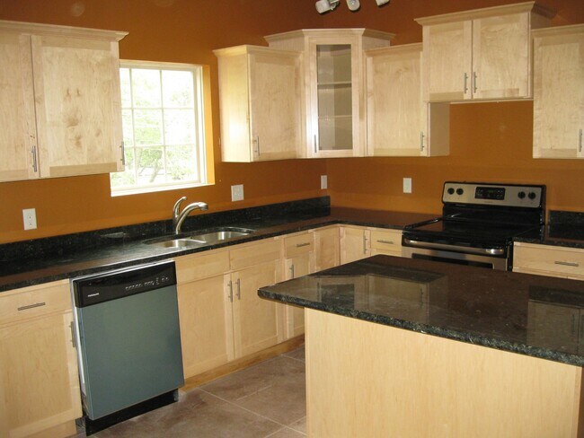 Photo - 633 Ontario St SE