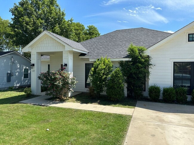 Fantastic updated home built in 2017! - Fantastic updated home built in 2017!