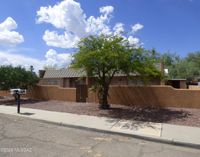 Building Photo - 1029 E Irwin Pl