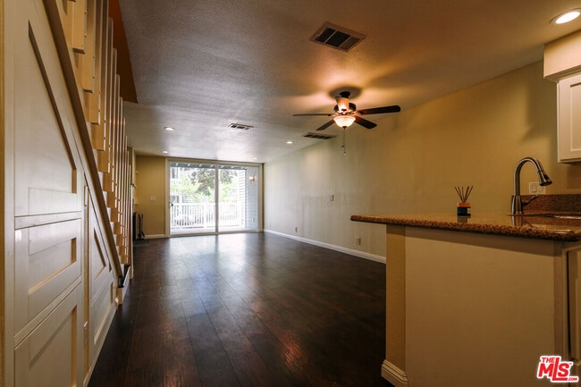 Building Photo - 25595 Pine Creek Ln