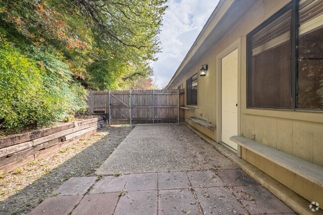 Building Photo - Charming 2-Bedroom, 1-Bath Duplex in North... Rental
