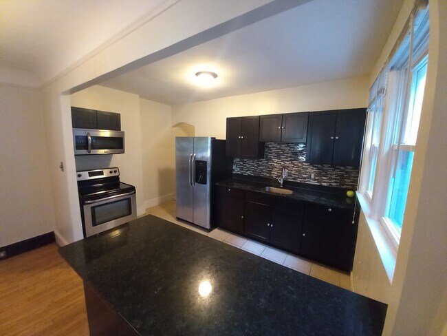 Photo - 837 Beaconsfield Ave Unit 1N