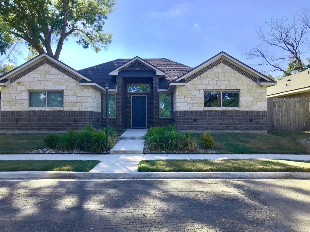 Spacious 4/4.5 House with Yard in the Bayl... - Spacious 4/4.5 House with Yard in the Bayl...