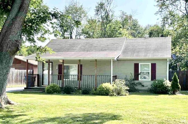 Building Photo - Charming 3-Bedroom, 1.5-Bath Home with Pri...