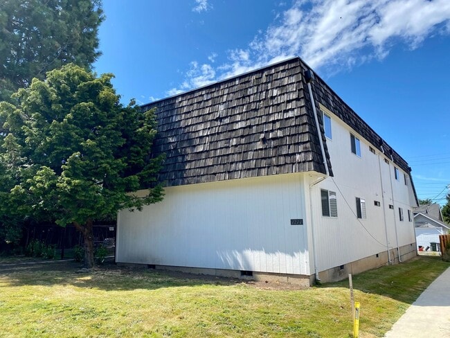 Building Photo - BF1211 Unit 2