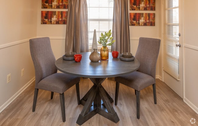 2BR, 2BA - 1100 SF