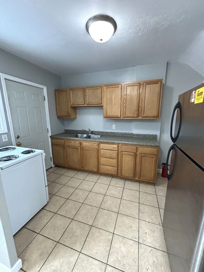 Building Photo - 2 bedroom townhouse for rent!