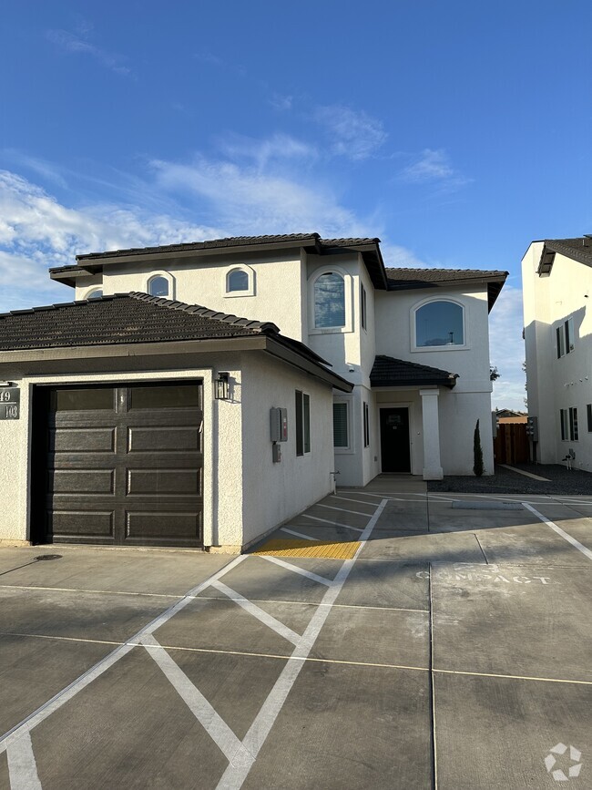 Townhome Exterior View - 725 Linden Rental