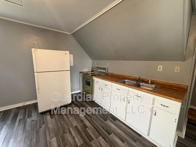 Photo - 409.5 E 3rd St