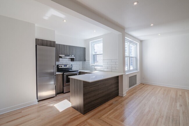 Building Photo - 2105 Rue Chomedey