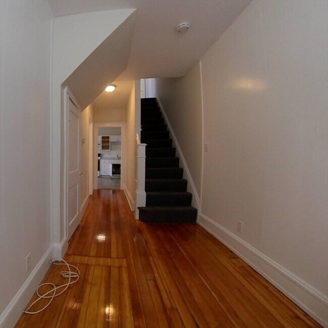 Building Photo - 11 Banks St Unit B