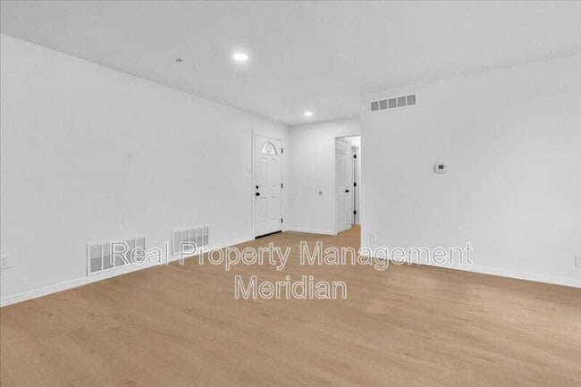 Photo - 2424 Cloverdale St