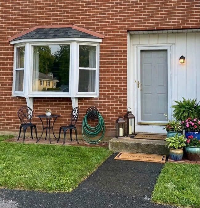 Building Photo - Townhouse - 2 bed + 2.5 bathrooms
