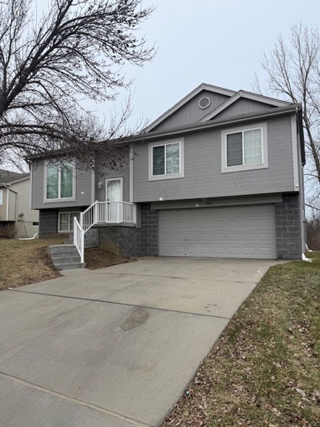 Photo - Comfortable & Convenient 3 Bedroom Near Recreation & Trails!!