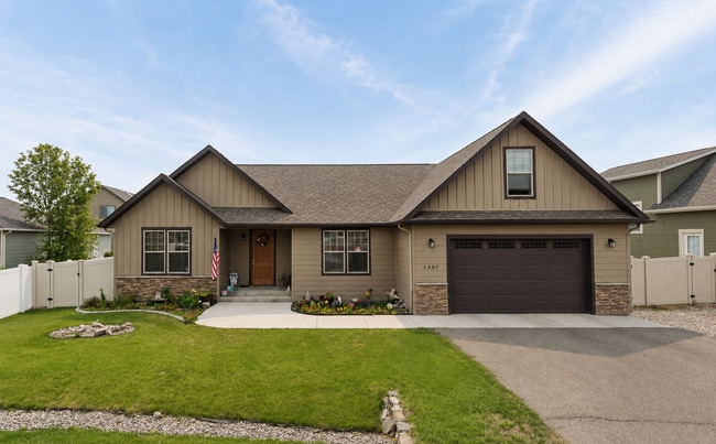 Building Photo - Dog Friendly 3 Bed 2 Bath Single Family Home W/ attached Garage, Big loft, and Fully Fenced yard!