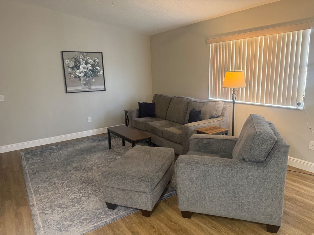 Photo - 484 Hildalgo Dr