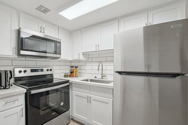 Photo - Aster on University