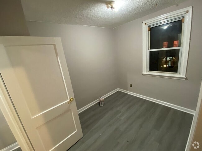 Building Photo - 3 Bedroom and 1 bathroom House