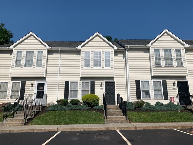 Building Photo - 2 Bedroom Townhouse off Wiggington Road